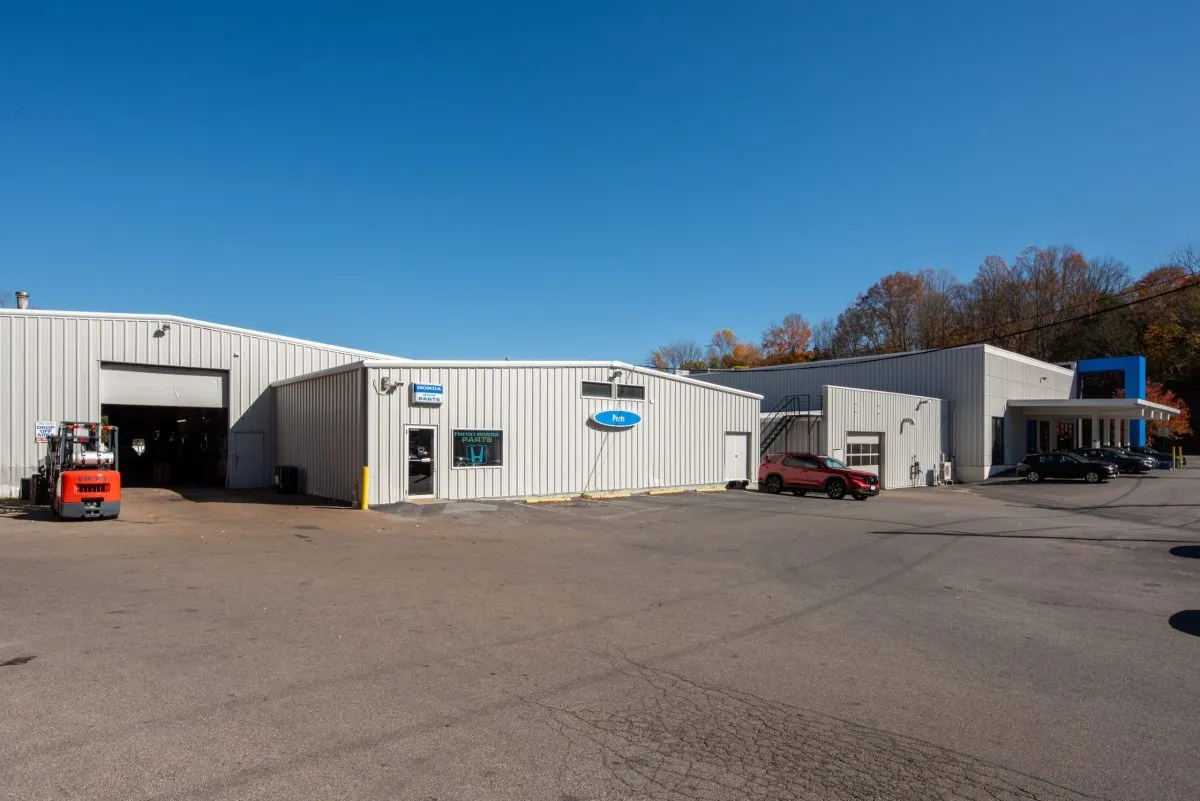 Friendly Honda service shop exterior